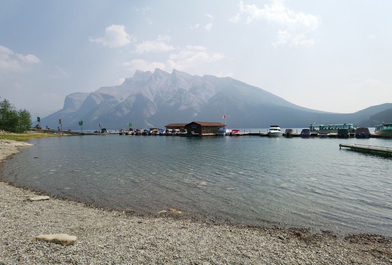 Lake Minnewanka boats and mountain