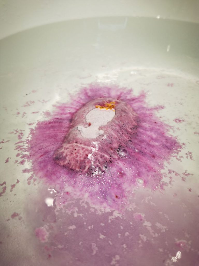 Hippo bath bomb in water